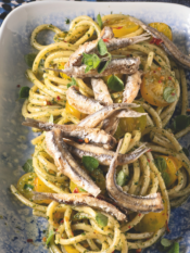 Spaghetti in verde con frittura di acciughe