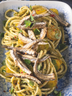 Spaghetti in verde con frittura di acciughe