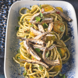 Spaghetti in verde con frittura di acciughe