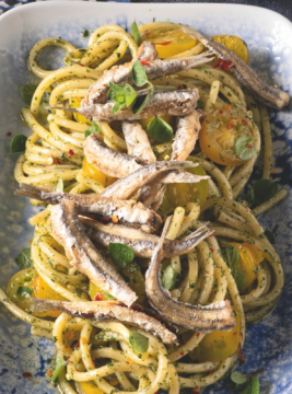 Spaghetti in verde con frittura di acciughe