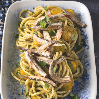Spaghetti in verde con frittura di acciughe
