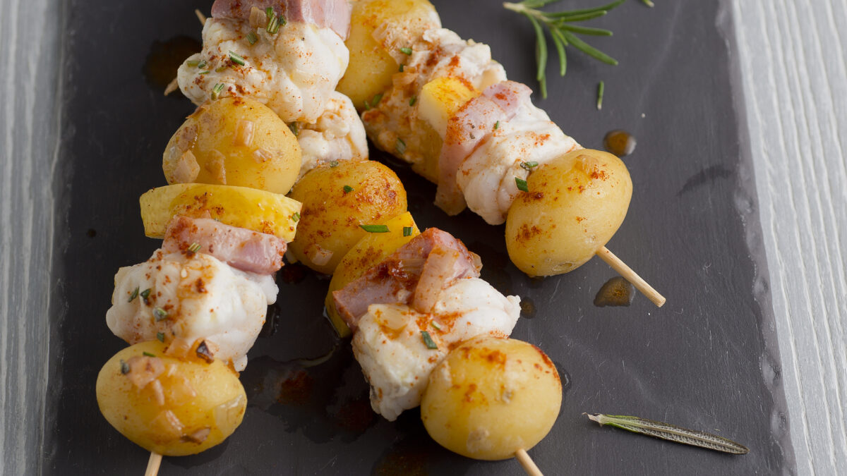 Spiedini di pescatrice e pancetta con patate novelle