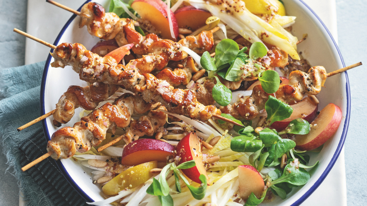 Spiedini di pollo laccati alla senape con susine fresche