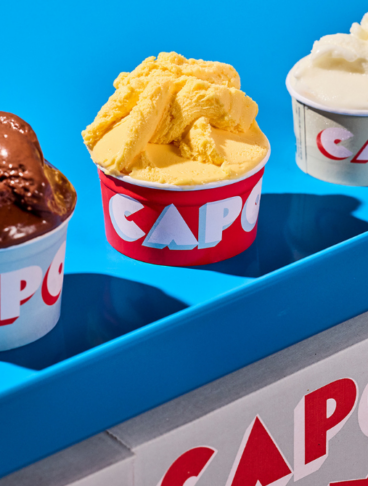Tre gelati in coppetta molto colorati, estate 2026 per Simone De Feo, Cremeria Capolinea