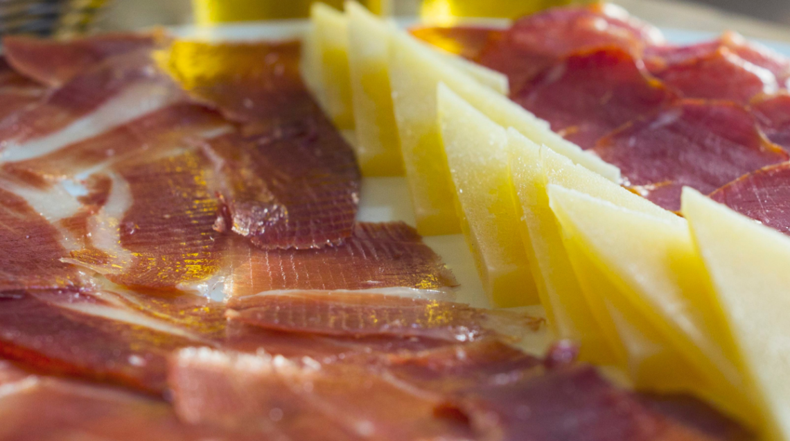 Piatto rappresentato un tapa tipica: fettine di prosciutto iberico e di formaggio