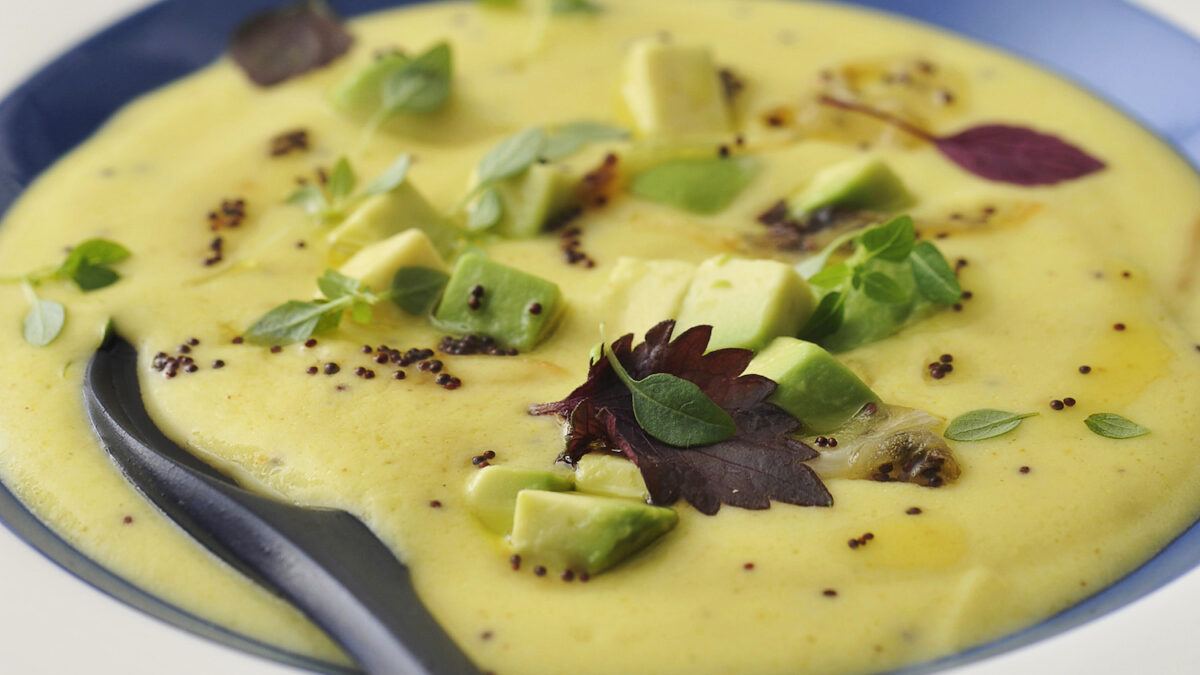 Zuppa fredda di ceci al curry e kefir
