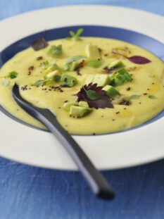 Zuppa fredda di ceci al curry e kefir