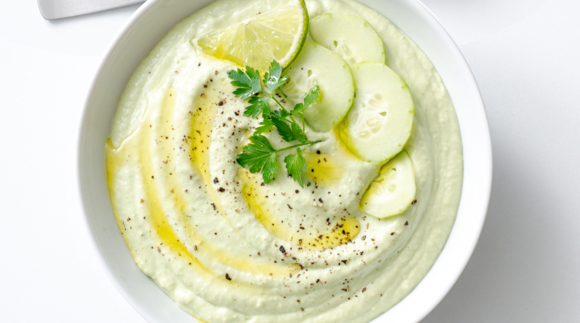 zuppa fredda di cetrioli, yogurt, avocado, pane