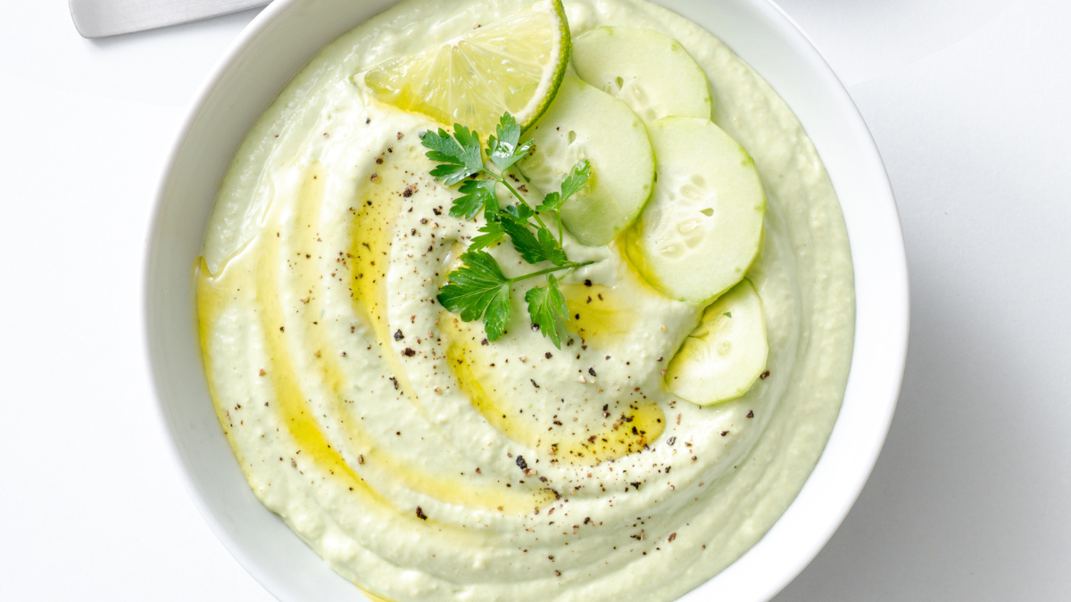 Zuppa fredda cetriolo e avocado: il piatto senza cottura