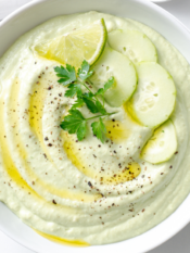 zuppa fredda di cetrioli, yogurt, avocado, pane
