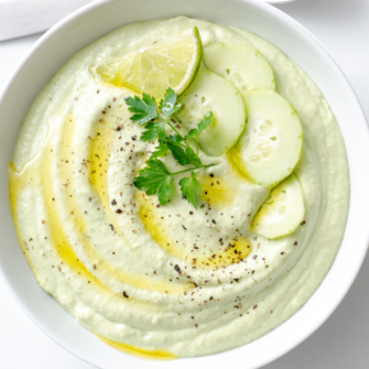 zuppa fredda di cetrioli, yogurt, avocado, pane