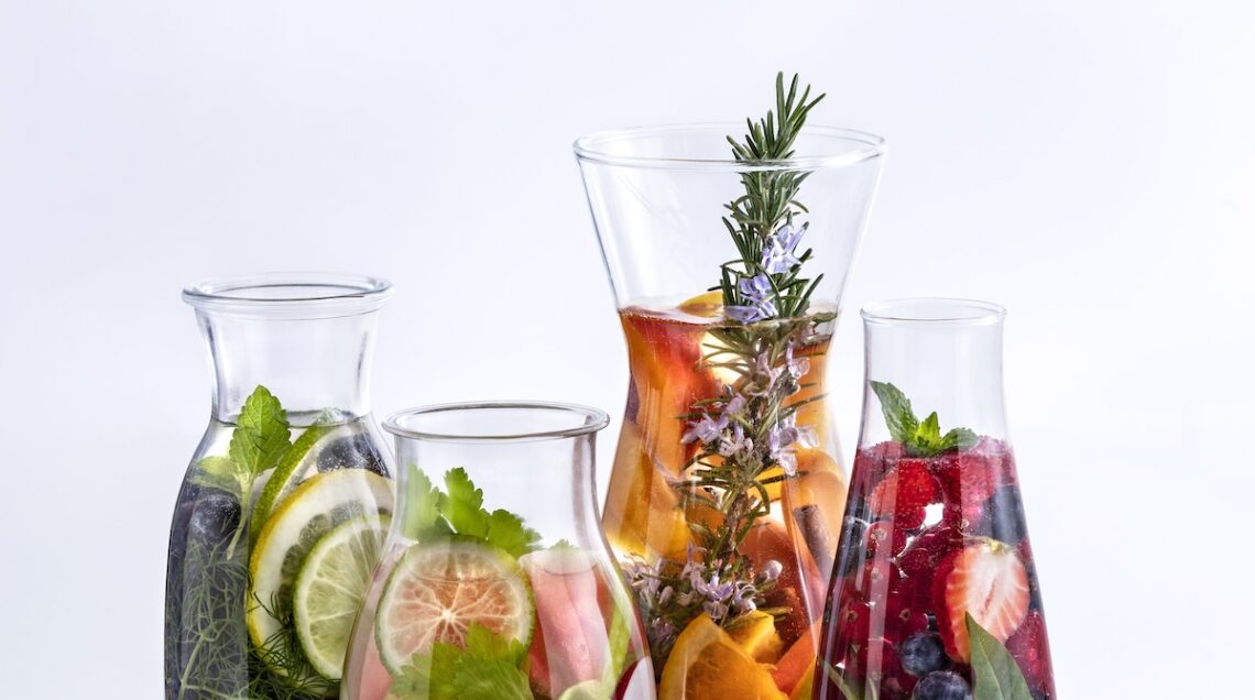 caraffe con acque aromatizzate