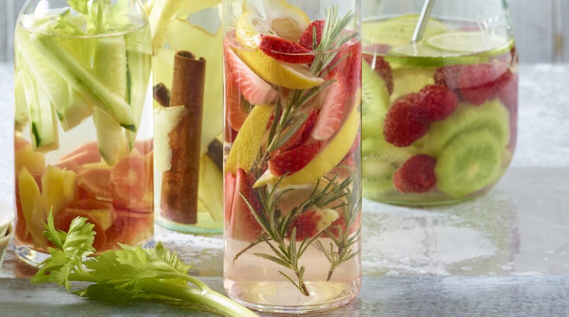 caraffe con acqua, frutta, ortaggi, spezie e aromatiche