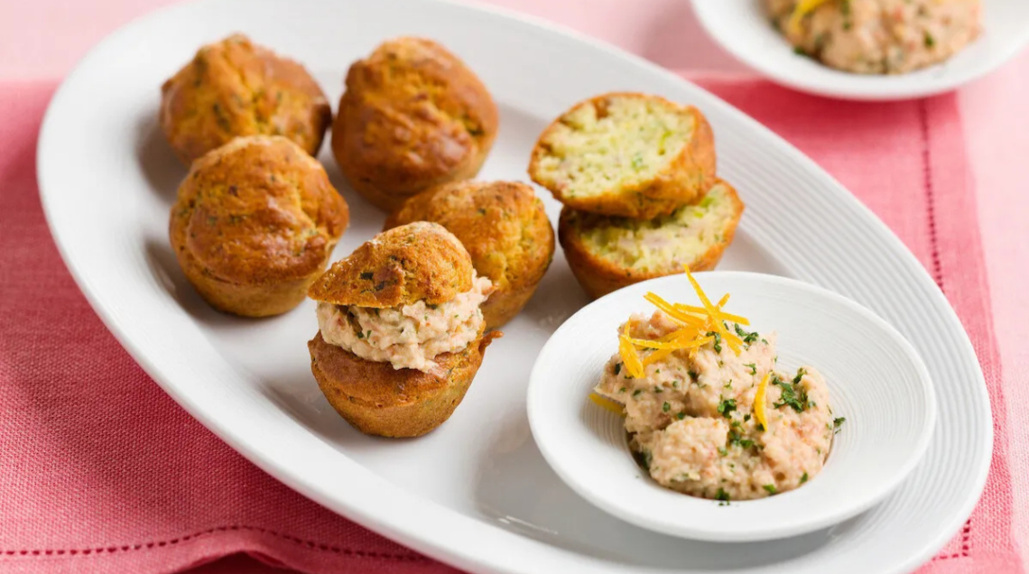 Piatto ovale bianco con muffin di tonno e pistacchio ripieni di mousse di branzino