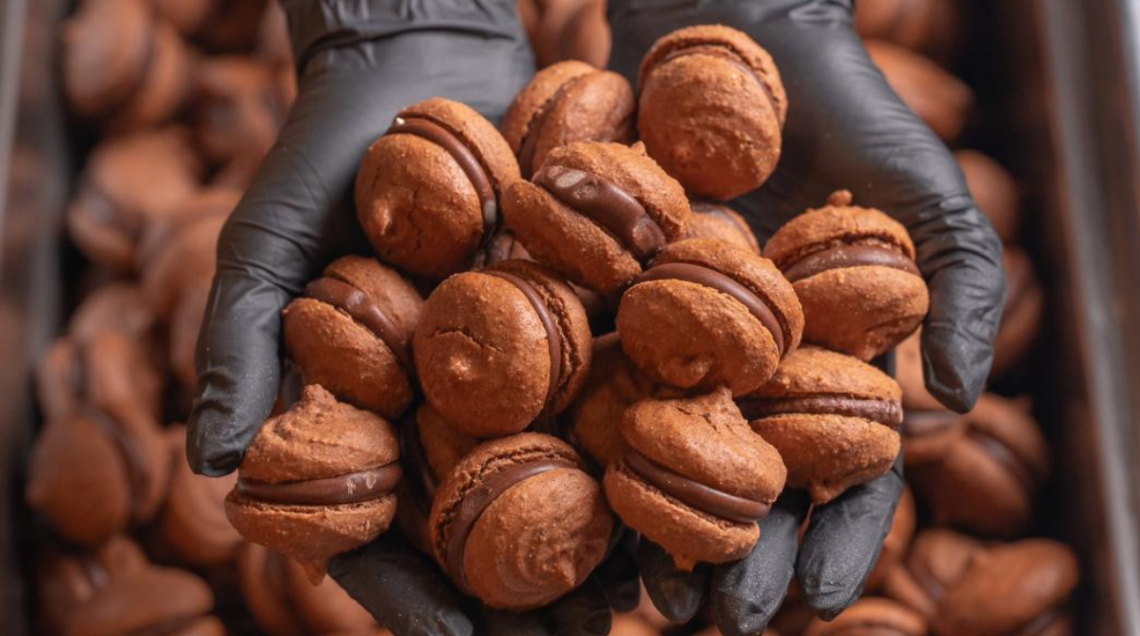 Baci di Alassio tenuti in mano con guanti neri