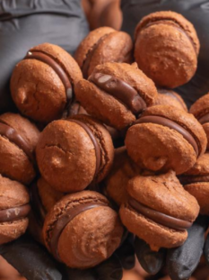 Baci di Alassio tenuti in mano con guanti neri
