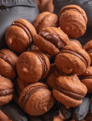 Baci di Alassio tenuti in mano con guanti neri