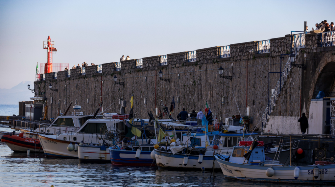 Diverse barche da pesca ormeggiate in una parte del porto di Amalfi, in Costiera