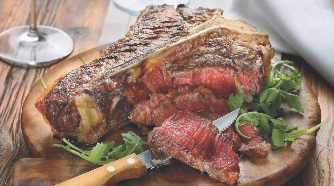 bistecca fiorentina su tagliere di legno