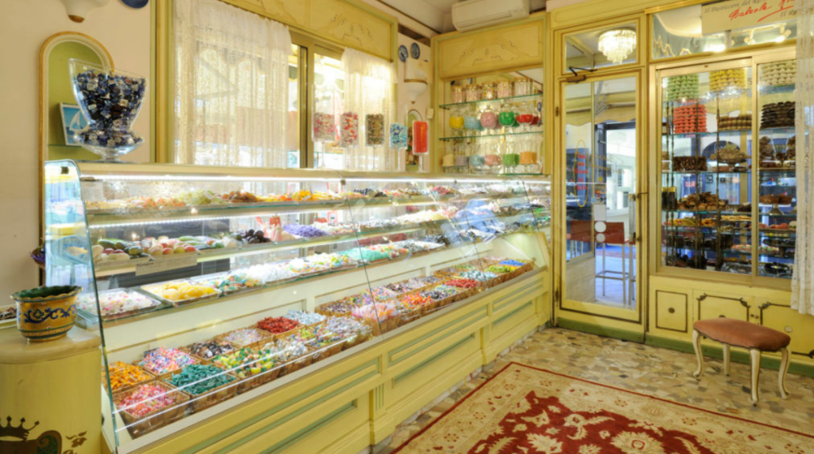 Bancone di dolci e pasticcini della pasticceria Balzola