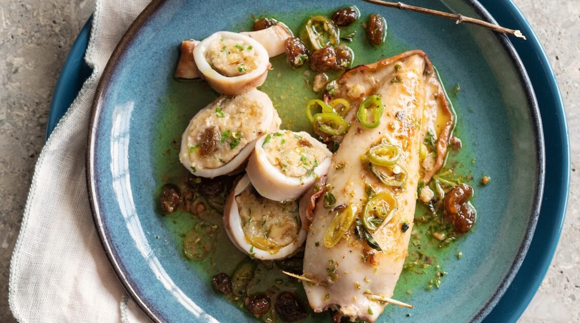 Calamari al salmoriglio ripieni di uvetta e noci