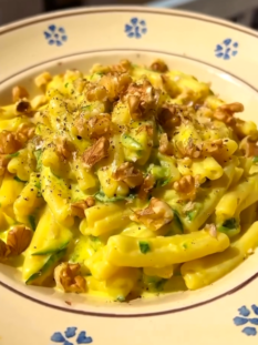 caserecce cremose con zucchine, formaggio, zafferano e noci