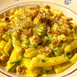 caserecce cremose con zucchine, formaggio, zafferano e noci