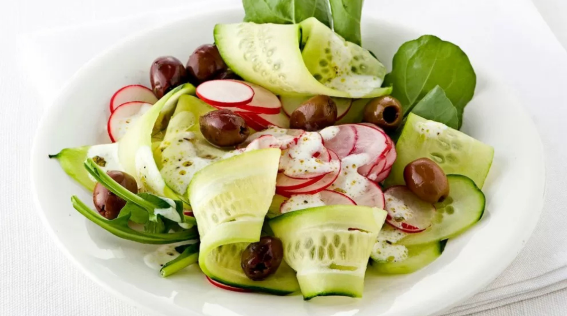 Cetrioli con ravanelli olive e rucola