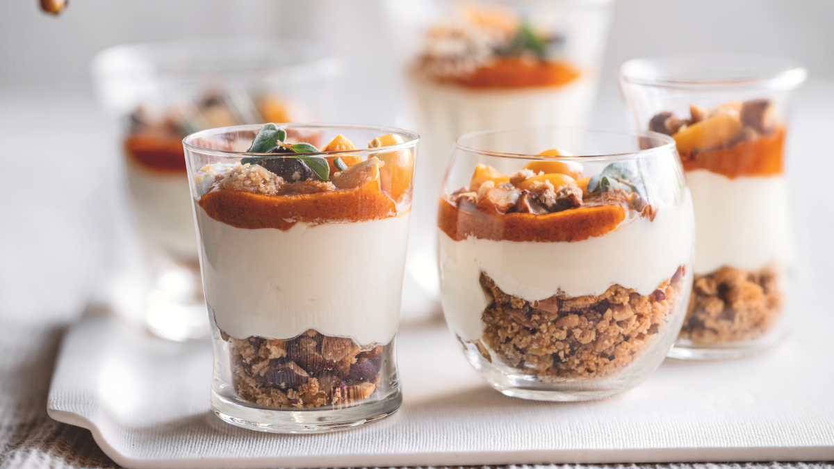Cheesecake salate al bicchiere con salsa di pomodori secchi