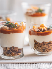 cheesecake salate al bicchiere con salsa di pomodori secchi