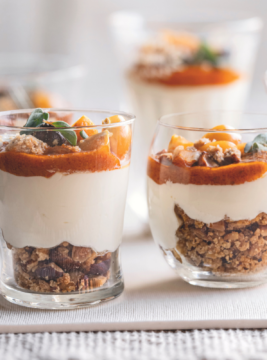 cheesecake salate al bicchiere con salsa di pomodori secchi