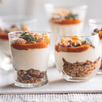 cheesecake salate al bicchiere con salsa di pomodori secchi