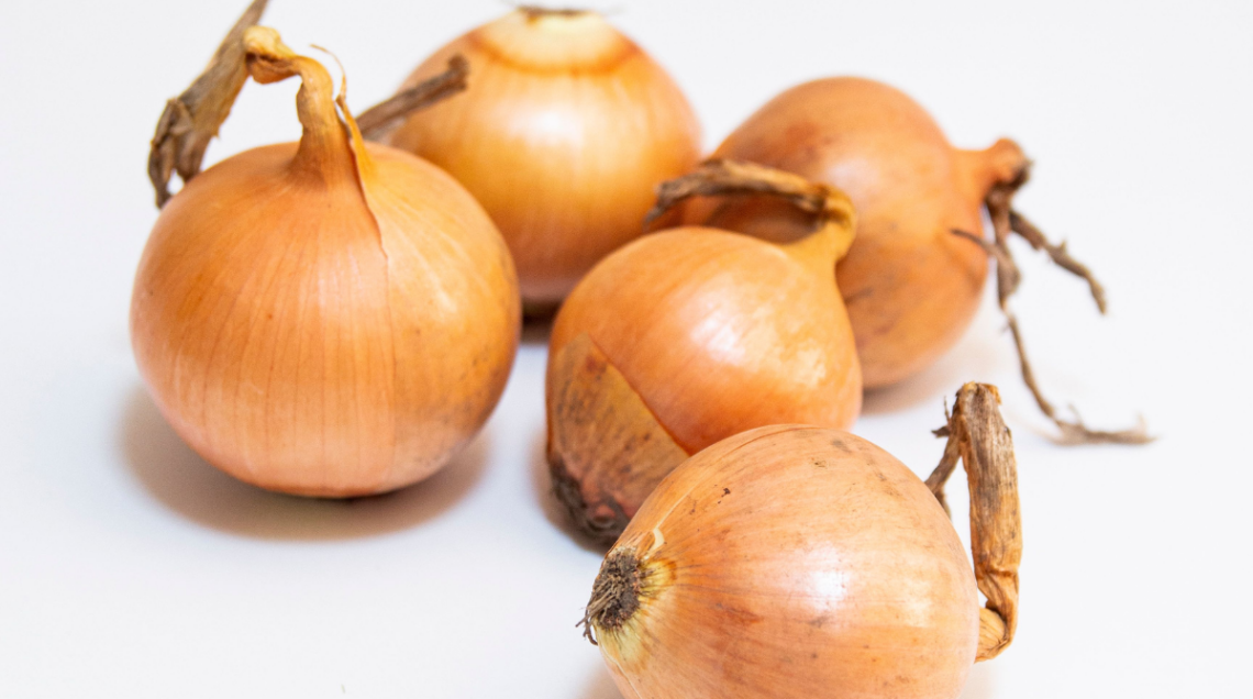 Cipolle ramate su sfondo neutro