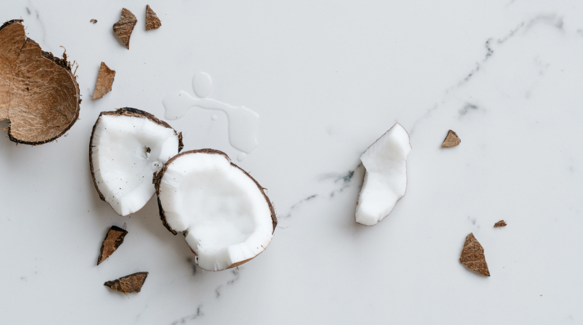 Gusci di cocco sparsi su sfondo marmorizzato