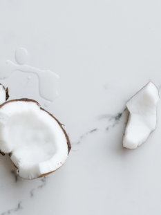 Gusci di cocco sparsi su sfondo marmorizzato