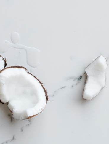 Gusci di cocco sparsi su sfondo marmorizzato