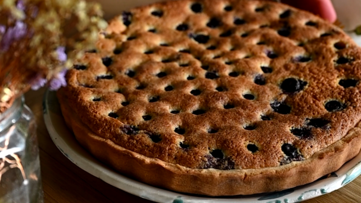 Crostata con crema frangipane e mirtilli