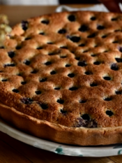 crostata con crema frangipane e mirtilli