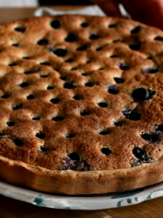 crostata con crema frangipane e mirtilli