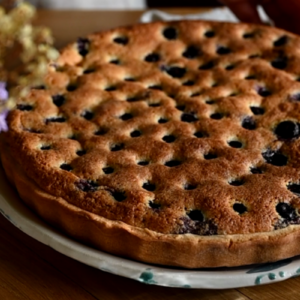 crostata con crema frangipane e mirtilli