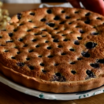 crostata con crema frangipane e mirtilli
