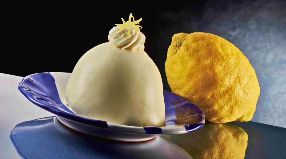 monoporzione della delizia al limone Sal de riso, dolce tipico della cucina amalfitana