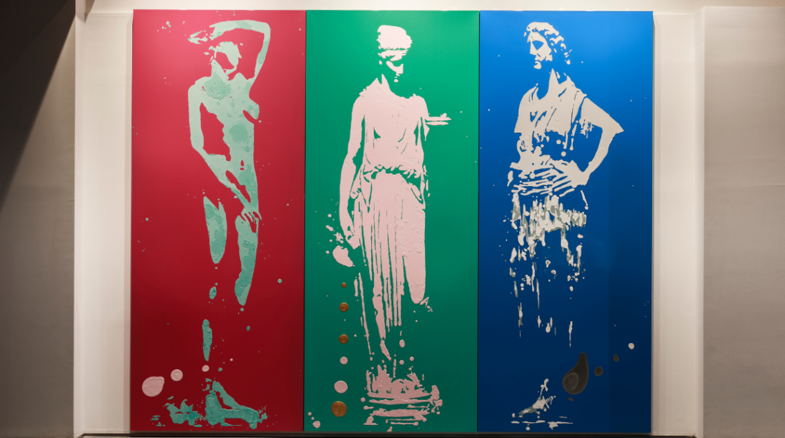Trittico d'arte contemporanea Poliedrica di Arrigo Musti con tre figure mitologiche su sfondi rosso, verde e blu.