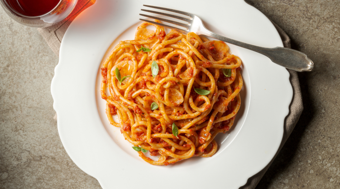 piatto bianco con pici all'aglione