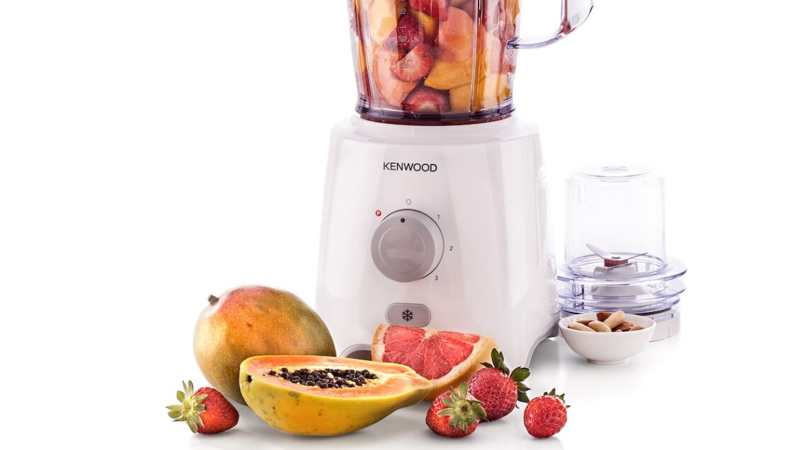 frullatore con frutta mista