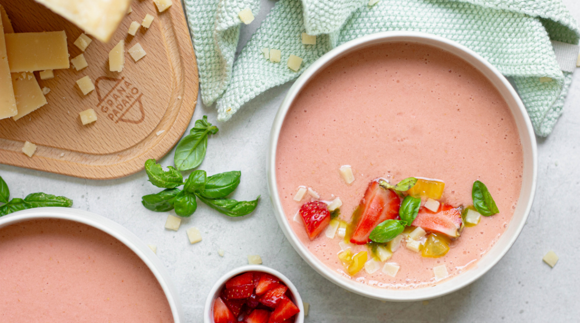 gazpacho di fragole, pomodori, cetriolo e grana padano dop