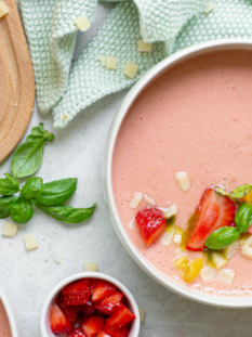 gazpacho di fragole, pomodori, cetriolo e grana padano dop