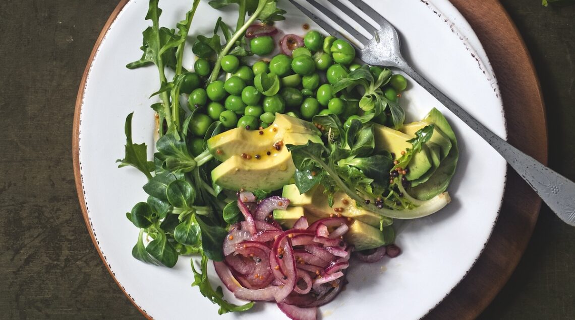 Insalata di avocado, piselli e cipolla marinata