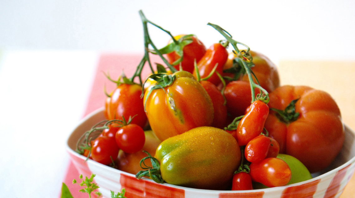 pomodori misti in una insalatiera