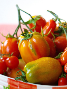 pomodori misti in una insalatiera